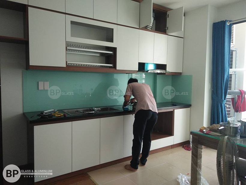Làm kính ốp tường bếp anh Hùng 87 Lĩnh Lam